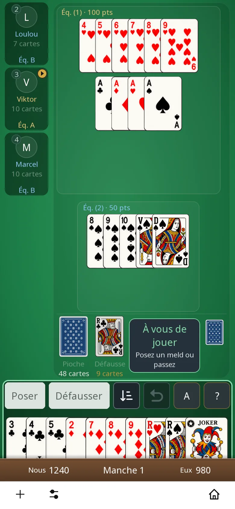 Partie de Buraco à quatre sur téléphone, en deux équipes : une suite de cœur, des as et une suite de pique posés, et le petit paquet du morto à droite de la défausse.