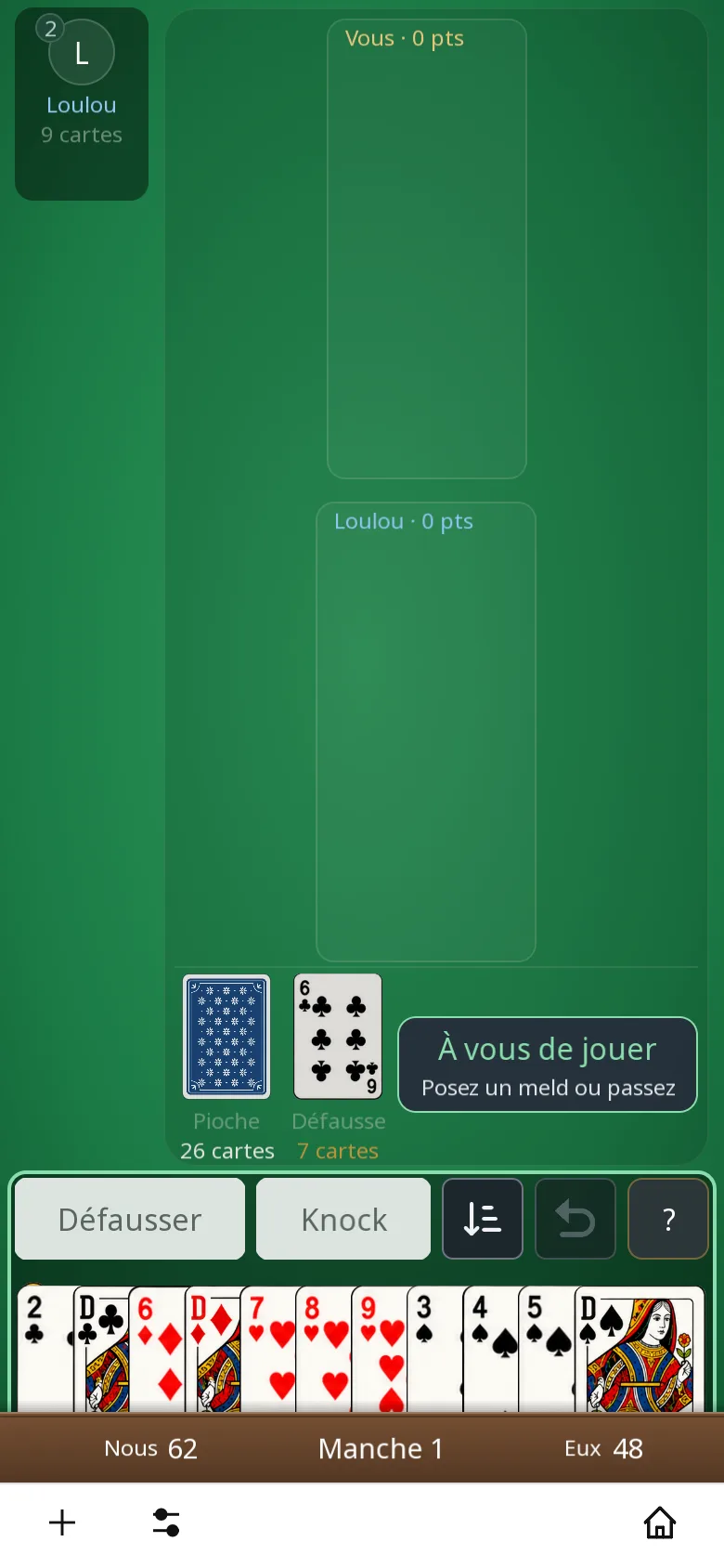 Partie de Gin Rummy à deux sur téléphone : aucune combinaison posée sur le tapis, la pioche et la défausse au centre, votre main en bas avec les boutons Défausser et Knock.